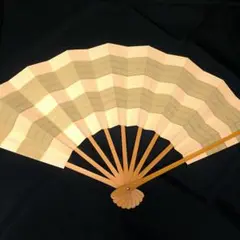 日本舞踊 舞扇 薄いベージュと金と薄抹茶色の波模様　共箱あり