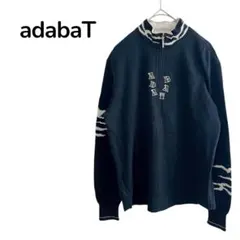 【adabaT 】ジッパー付きハイネック長袖トップス ブラック　柄　ロゴ　日本製