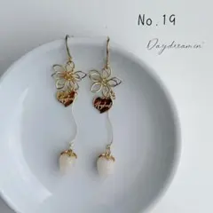 新作✳︎ゴールドワイヤーフラワー×ミニいちごチャームピアス　ホワイト　ハート