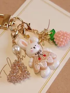362 ハート ウサギ ぷっくり苺 ハンドメイドチャーム キーホルダーベージュ