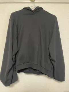 黒いフード付きトレーナー