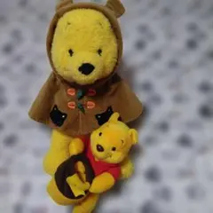 Disneyの茶色のブード付きの洋服に黒猫の模様&大きな樽のPoohのぬいぐるみ