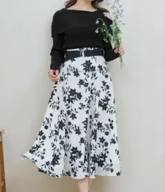 Noela 花柄フレアスカート ベルト付き ホワイト ブラック