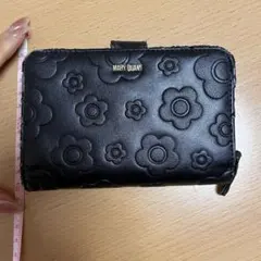 MARY QUANT 花柄エンボス 二つ折り財布 ブラック