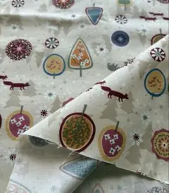 クリスマスモチーフの綿プリント生地ハギレ　108cm幅✖️47cm