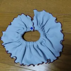 ブルーグレー フリル付き リブ編みスタイ　えんじ色