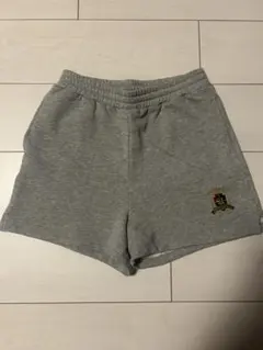 ACLENT グレーショートパンツ刺繍ロゴ付き