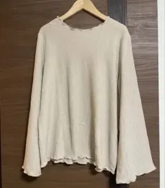 Discoat トップス　長袖カットソー プリーツ加工 ベージュ