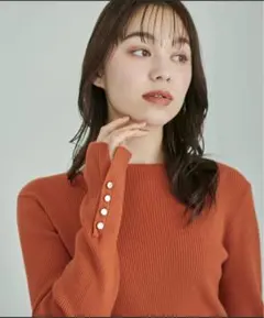 ボートネックゴールドボタンデザインニット