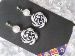 水引ピアス★梅結びカメリア+パールビーズ黒×白 縁起物 お守りピアス プレゼント