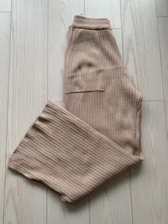 GU ピンクベージュリブ編みフレアパンツ