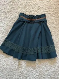 axes femme ダークグリーン フレアスカート レース付き