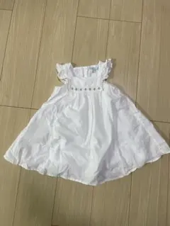 白いフリル付きワンピース