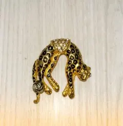 ヒョウの形状 ゴールドブローチ