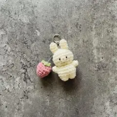うさぎといちごのあみぐるみキーホルダー