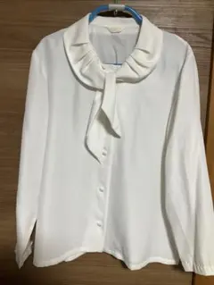 ホワイトリボン付き長袖ブラウス