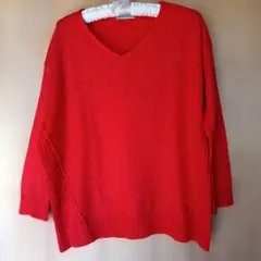 赤のVネックニットセーター