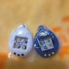 ★たまごっち　シャカシャカチャーム　2個セット　ガチャ　白　紺★