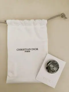 Dior ピンバッチ