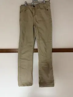 ベージュ ストレートパンツ