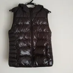 ユニクロ 異素材 プレミアムダウンベスト フード付き ブラウン Mサイズ