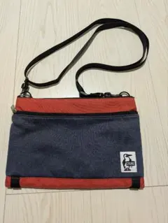 CHUMS サコッシュ グレー/レッド