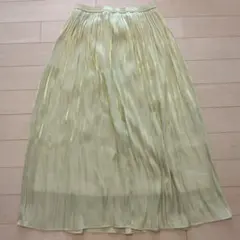 NATURAL BEAUTY BASIC 光沢感ロングプリーツスカートゴールド系のサムネイル