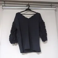 黒 に近い紺Vネック フリル袖 レースカットソー