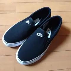 ブラックスニーカー