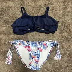 フリル付きネイビーブラと花柄ボトムの水着
