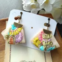 ボタニカル　カラフル　青　イヤリング　花柄　チロリアンテープ　刺繍リボン　黄色