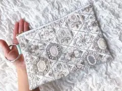 インド刺繍生地 の 大きめキーリング付き フラットポーチ　クラッチバッグ