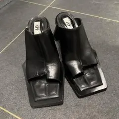 Eytys 38 ブラックレザーオープントゥサンダルのサムネイル