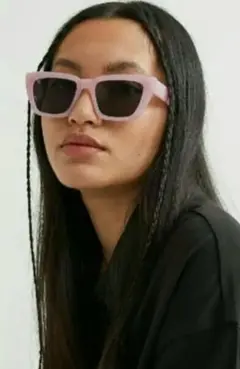 H&M ピンクフレーム キャットアイ サングラスのサムネイル