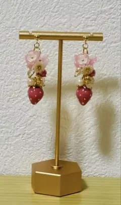 ハンドメイド いちごとフラワーの揺れるピアス