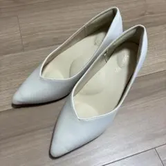 シューラルー　ホワイト ポインテッドトゥ　パンプス 中ヒール