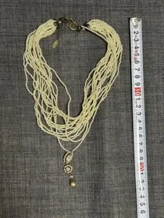 クリーム色の多層ビーズネックレス