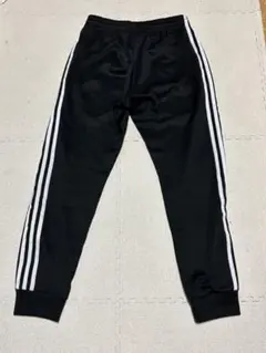 adidas ブラック ジャージパンツ