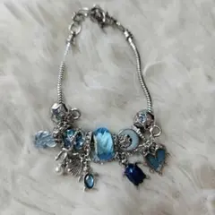 青のチャームブレスレット