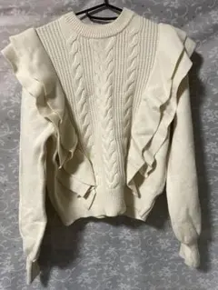 アイボリー フリル付き ケーブルニット セーター