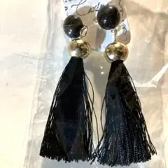 新品未使用 ノンアレルギー樹脂ポストのピアス 黒い糸 金色の玉 シック