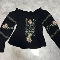 オフショルダーシャツ　花柄刺繍入りトップス　アメリカンイーグル　黒