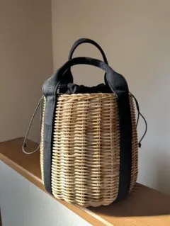 ラタンとブラック布の丸型かごバッグ