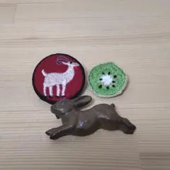 羊とキウイの刺繍とウサギのブローチセット