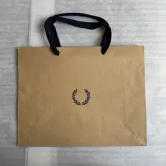 フレッドペリー ショッパー 紙袋 ロゴ入り 美品 ショップ袋 ギフト用のサムネイル