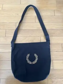 フレッドペリー　黒のキャンバスショルダーバッグ