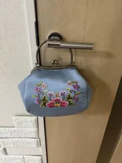 刺繍　ハンドバッグ　薄い青　がま口