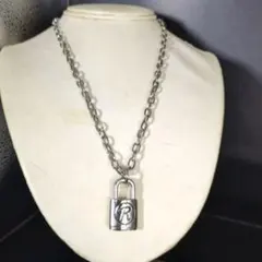 パッドロック南京錠 R ロゴ付き ペンダント ネックレス シルバー約50 cm