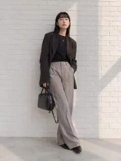 センタープレス ストレートパンツ グレージュのサムネイル