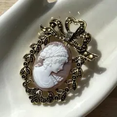 一点限り　シェルカメオのブローチ　羽飾りの貴婦人　ブラウン　アンティークゴールド